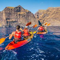 Alistate-Tour de Kayak de Mar por la costa Sur en Santorini para 2 personas