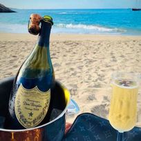 Alistate-Botella Champagne en la playa