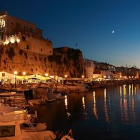 Alistate-Comida de noche en el puerto de Ciudadela, Menorca