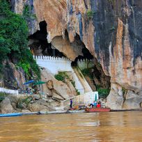 Alistate-Entrada a las cuevas de Pak Ou - Luang Prabang
