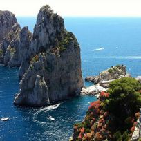Alistate-Paseo en barco por la isla de Capri.