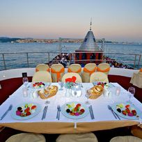 Alistate-Crucero por el Bósforo con Cena Show para 2 personas en Estambul
