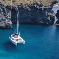 Alistate-Paseo en barco en Santorini