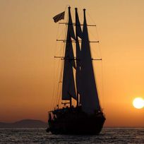 Alistate-Crucero al atardecer por La caldera de Santorini