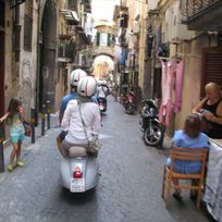 Alistate-Recorrido turístico en Vespa por Nápoles